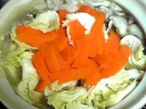 残り野菜をたっぷり入れて小さな土鍋で一人牡蠣なべ